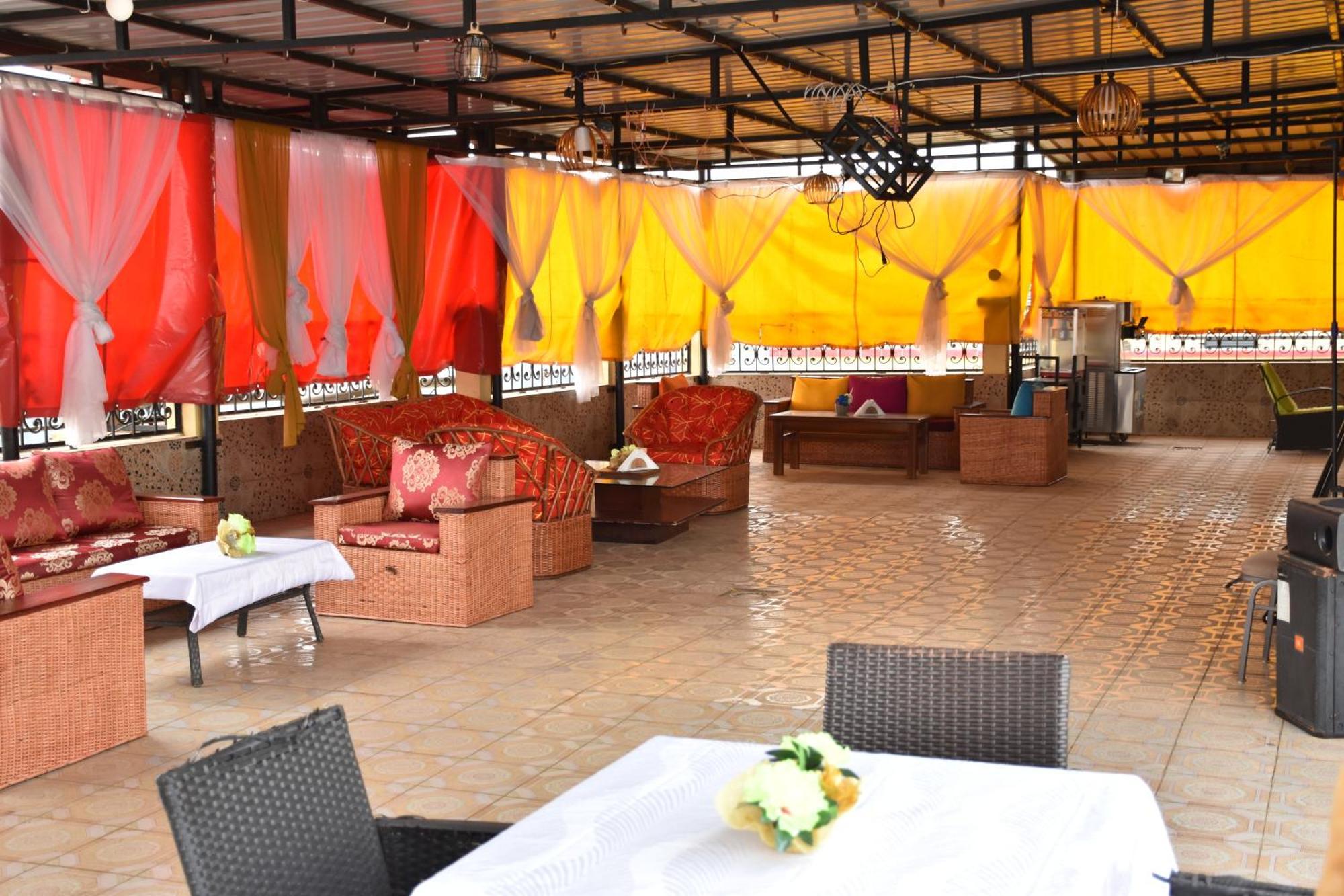 Safyad Hotel Yaounde Bagian luar foto