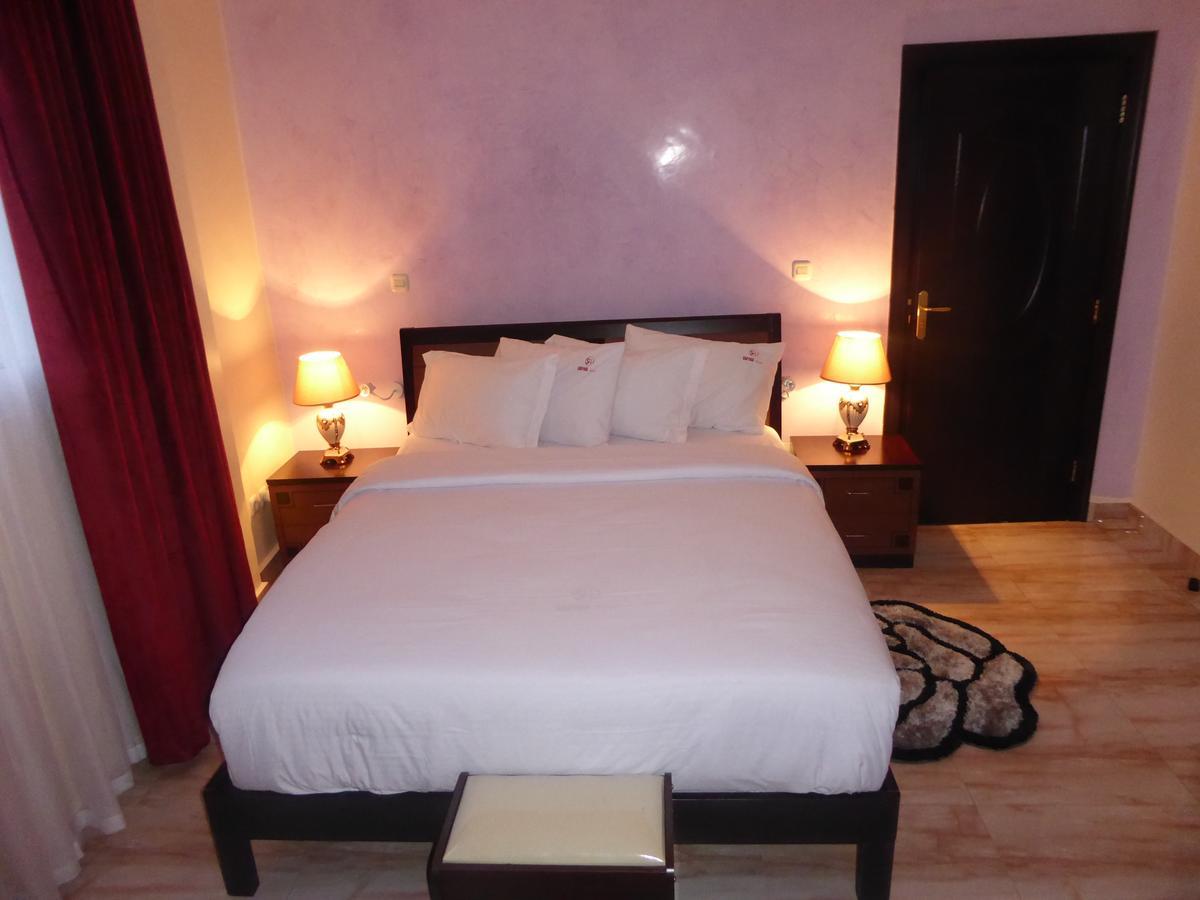 Safyad Hotel Yaounde Bagian luar foto