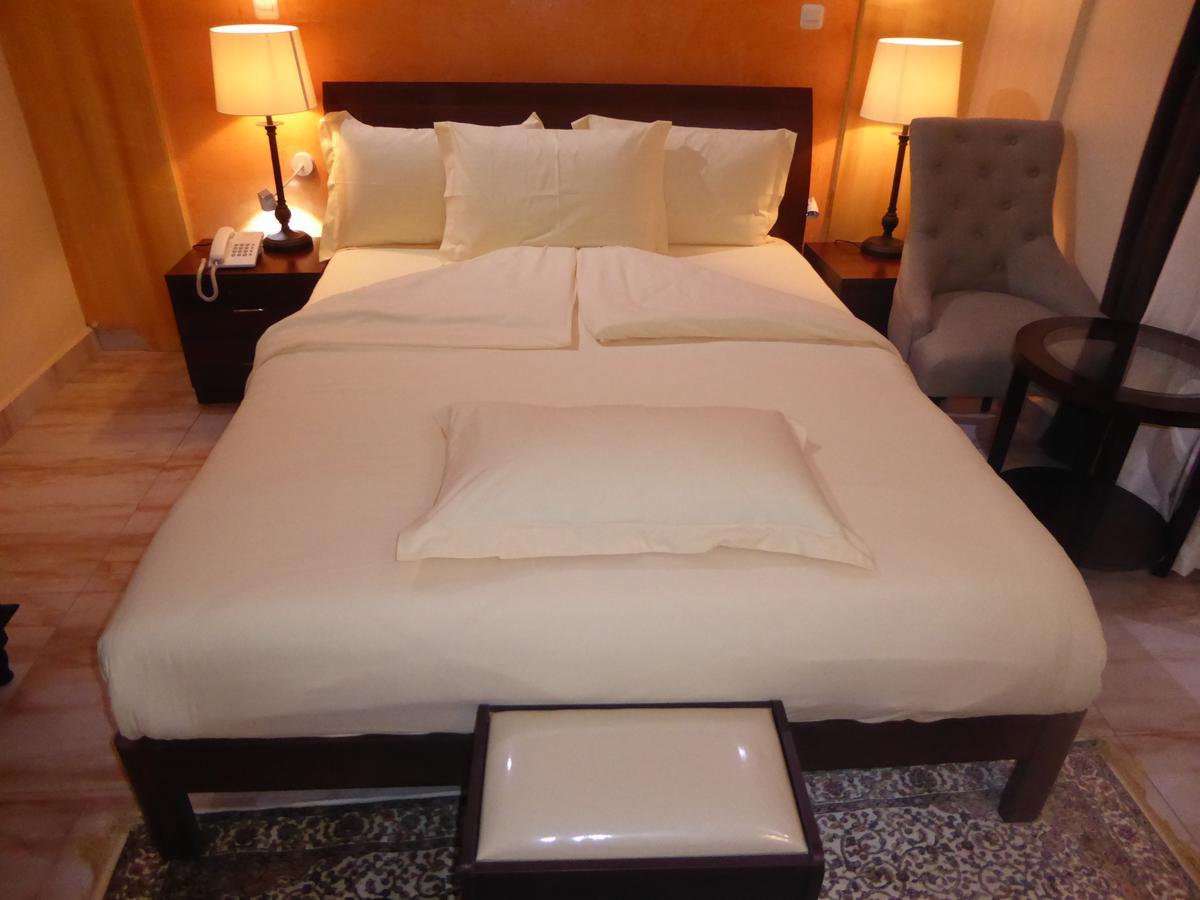 Safyad Hotel Yaounde Bagian luar foto