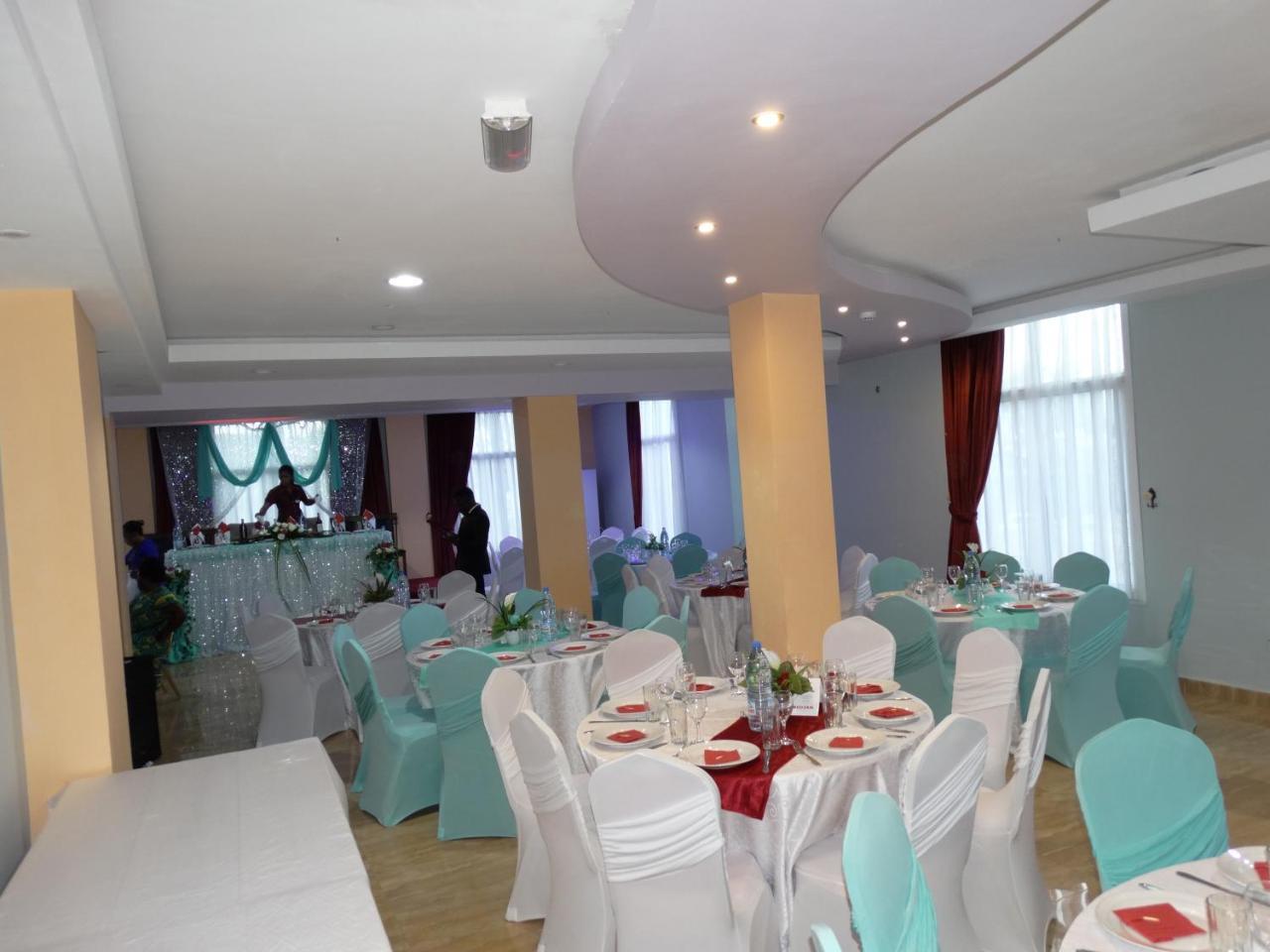 Safyad Hotel Yaounde Bagian luar foto